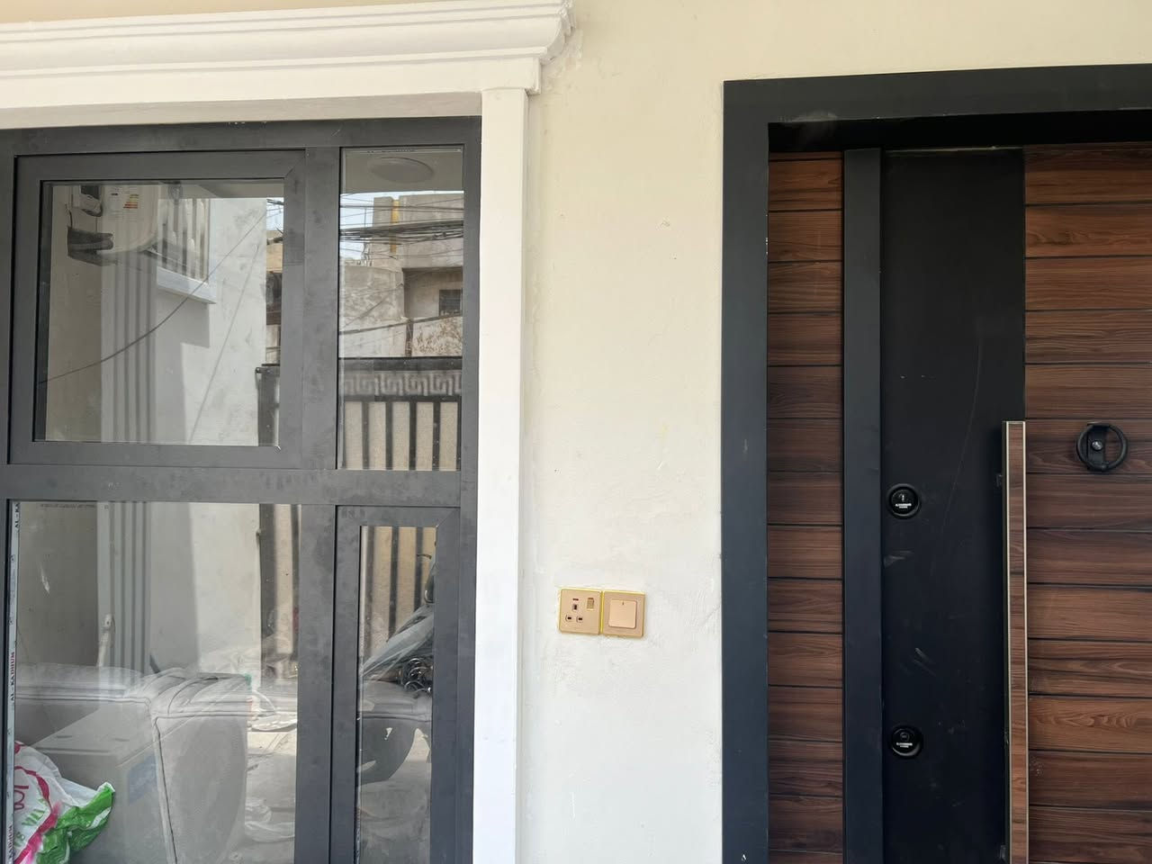 📍 الموقع: حي الزهور__________
📐 المساحة: __________88 متر
🛏 عدد الغرف: __________3 غرف
🚿 عدد الحمامات: _________2_
📄 نوع الملكية: طابو / 

🚗  طرمه

البيت مرتب وصالح للسكن
💰 السعر: __________300 (قابل للتفاوض)

📞 للجادين فقط
📱 رقم الهاتف: _________***********
