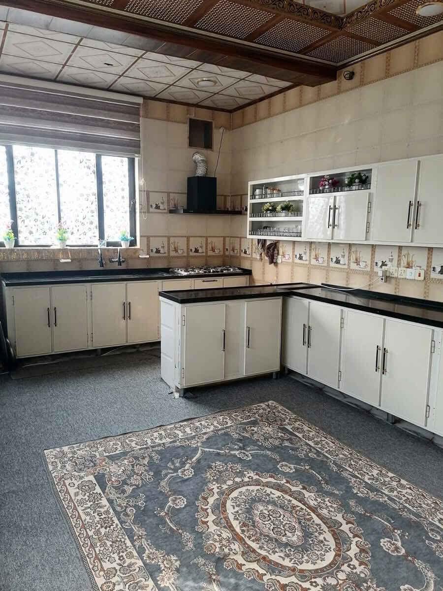 يا الله  بيت للبيع طابو ملك صرف مساحه ٣٥٠م  مع فضله ٩٠م  المجموع ٤٤٠متر يحتوي على غرفتين وصاله ومطبخ حار وبارد وصحيات واستقبال وطارمه وحديقة خارجيه  العنوان طوريج نهاية شارع اربعين خلف المدرسه الجديده وخلف حي الصناعي بناء 2025 للأستفسار  عن السعر وباقي التفاصيل ✅ ***********
