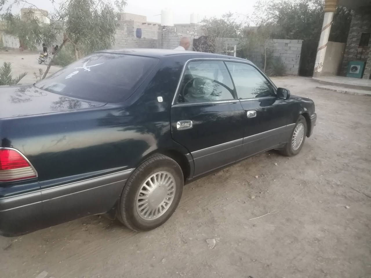 سياره راس الثور للبيع لونها زيتوني سياره مكفوله من اي ضربه او كصه وسياره باسمنه تحويل مباشر محرك وكير تلاتالاف وفيشتين موديل 95 سعر 95 وبيها مجال  رقم ***********
