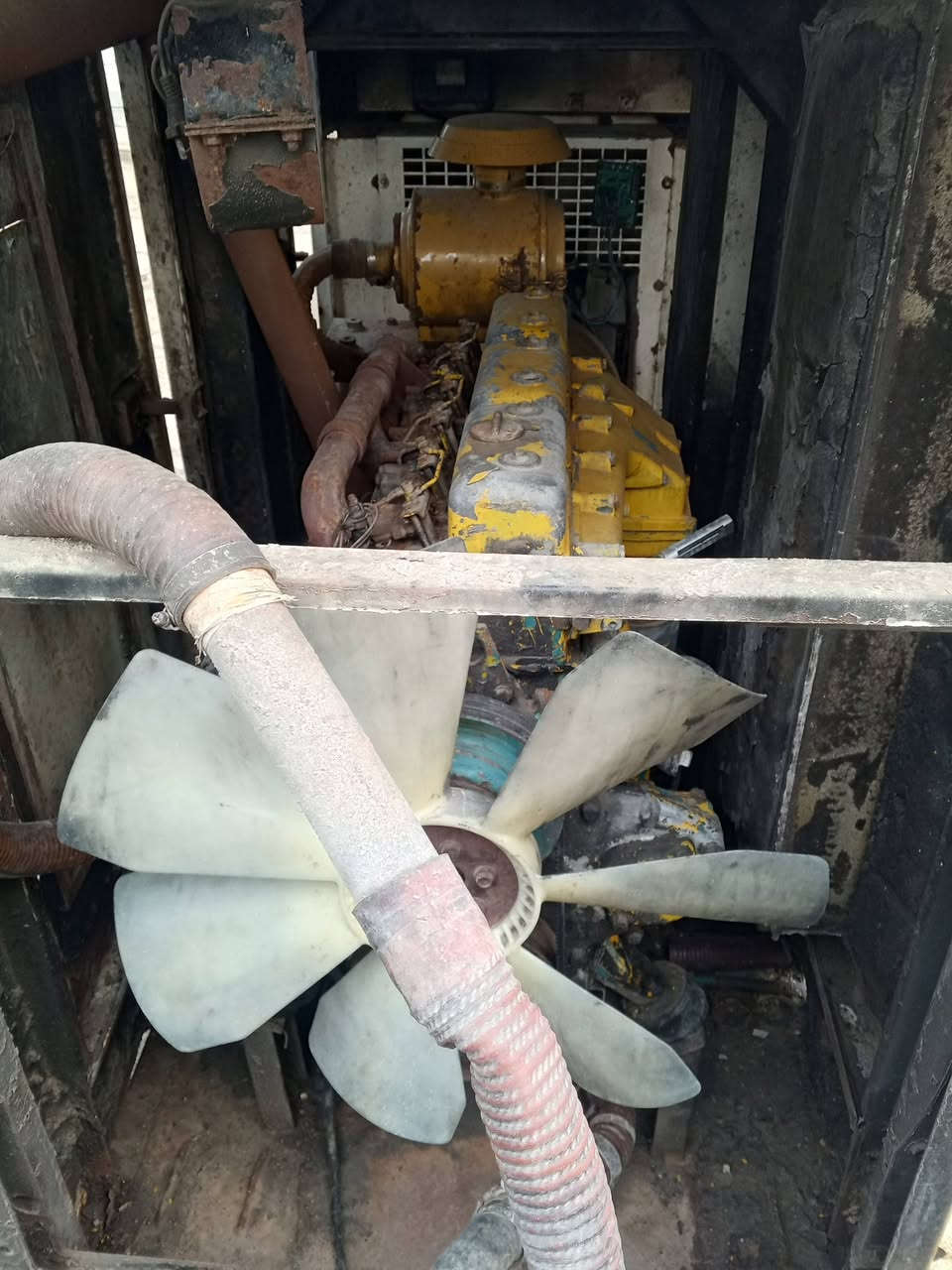 للبيع مولد سكانية 6بستم كابينة توليد 200كيفي شغال نقص بس راديتر المكان ديالى  ***********
