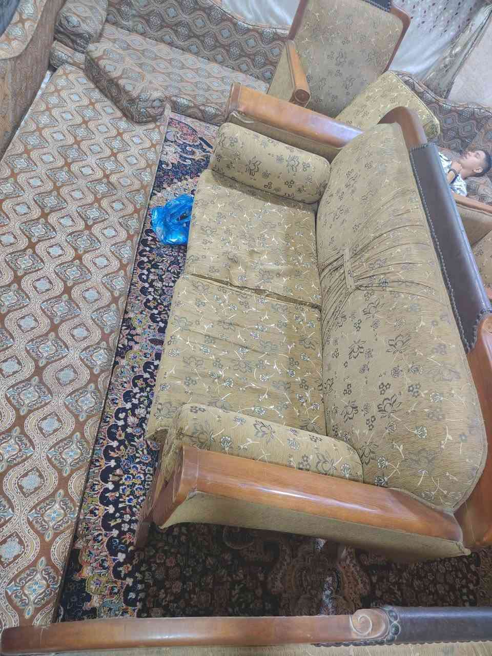 تخم للبيع ٩ مقاعد ٢ كبار و٣ كراسي 
عنوان كربلاء بناء جاهز مستعجل على بيعه ماعندي مكان 
قيم واخذه 🤍❤
الاستفسار 
***********
او مرسله صفحه (خاص)
