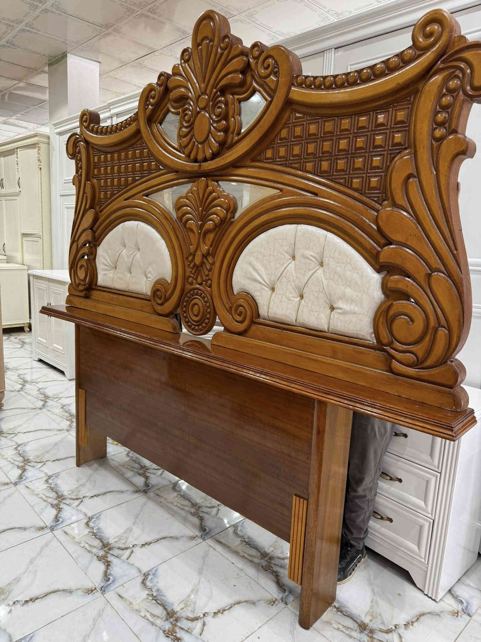 السلام عليكم                                                                    غرفة صاج طبيعي معاكس خشب جاوي وجه الغرفة ٥ملم داخل ٤ ملم مستعملة.  ونظيفة جدا الغرفة مامرتبة بصورة بالحقيقة احلى  الاستفسار للبيع فقط اتصل ***********
