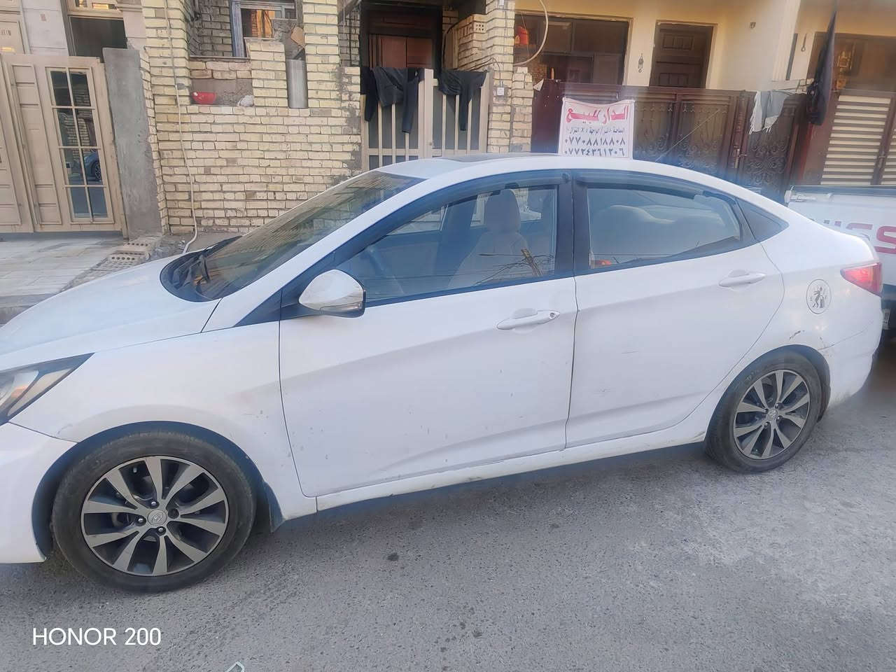 السلام عليكم
هيونداي اكسنت موديل 15 خليجي
ماشية ١٦٧ الف كيلو فول مواصفات سلايد و خمسة ويلكب و تحكمات ستيرن 
السيارة بيهة صبغ في باب خلف السائق اثر طخة بسيطة مثل ما موضح بالصورة
المكان بغداد حي القاهرة
السعر ٩٥ ورقة وبيهة مجال بسيط.
الرقم للاستفسار ***********
