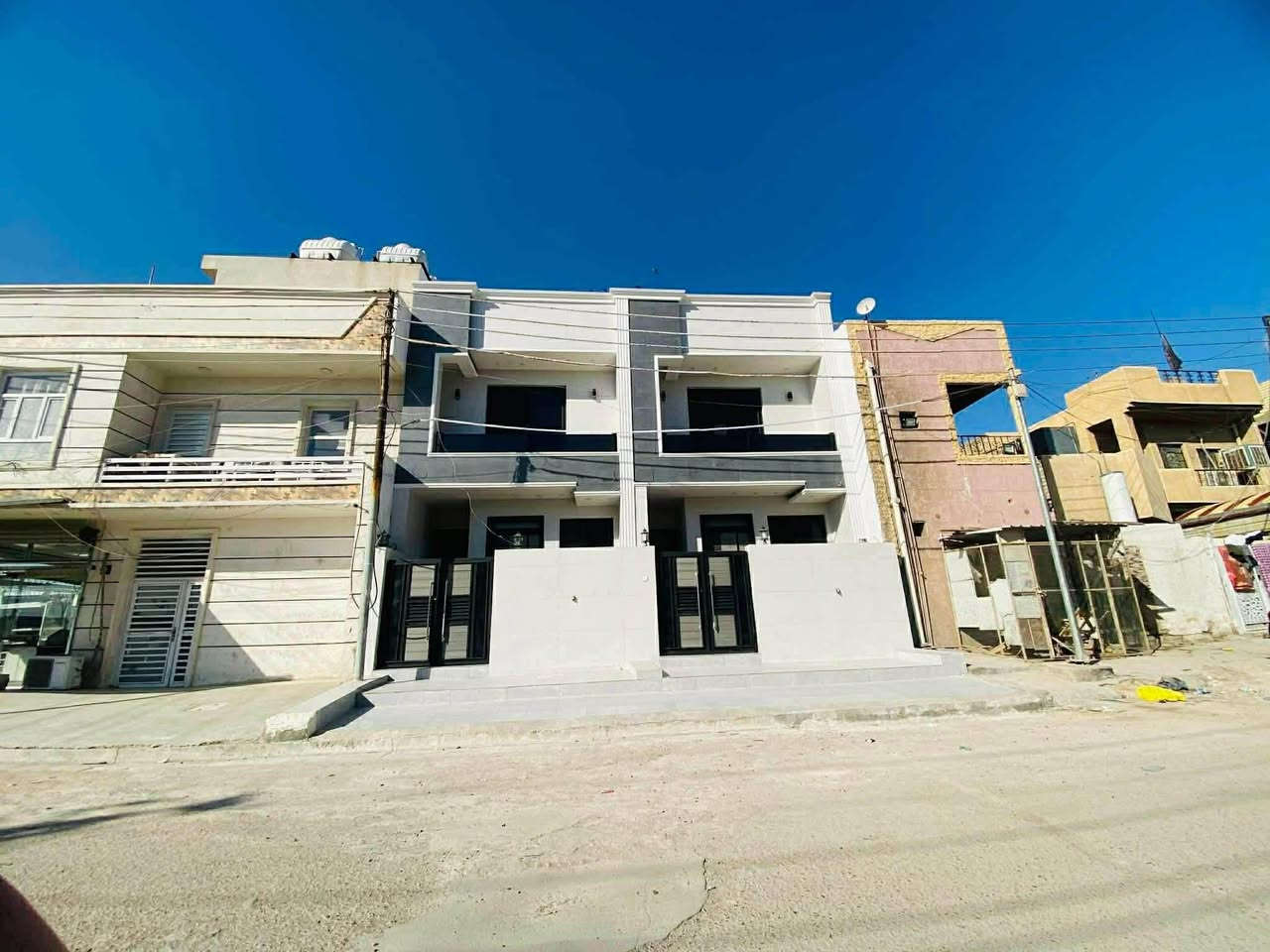 يالله يارزاق دار للبيع 100 متر خارطه بناء مميزه وموقع ممتاز
الواجهه 5 متر مدخلين 

النزال 20 متر 

العنوان ؛- شهداء البياع/قرب شارع المضخه الاول/

وقرب المنتزه الجديد/ثاني بيت عن شارع المضخه /

يحتوي كل دار على:-غرف نوم عدد4 /صاله +هول داخلي/مطبخ معزول/صحيات عدد2/منور/بيتونه/سطحين/

طابو صرف/اظلاع مستقله/بناء حديث تسليم مفتاح/

فرع عريض20 متر/رصيف3متر/

للاستفسار الأتصال 

***********

***********

يتوفر واتساب
