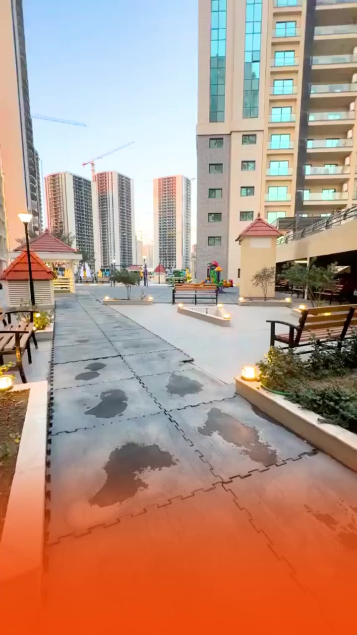 شقة مميزة للبيع في مجمع رويال سيتي ✨

📍 الموقع: مجمع رويال سيتي
📐 المساحة: 181 م²

🔹 المواصفات:
• غرفتا نوم
• حمامان
• صالة مريحة
• مطبخ مجهز بالكامل
• بلكونة
• إطلالة جانبية جميلة

💰 السعر الكلي: 349 مليون دينار
💵 المقدم: 295 مليون دينار
📉 المتبقي: 54 مليون دينار عند السداد

فرصة مناسبة للسكن الراقي داخل مجمع متكامل الخدمات.
للاستفسار والتفاصيل يرجى التواصل عبر الخاص أو الاتصال المباشر.
0772 317 3592
