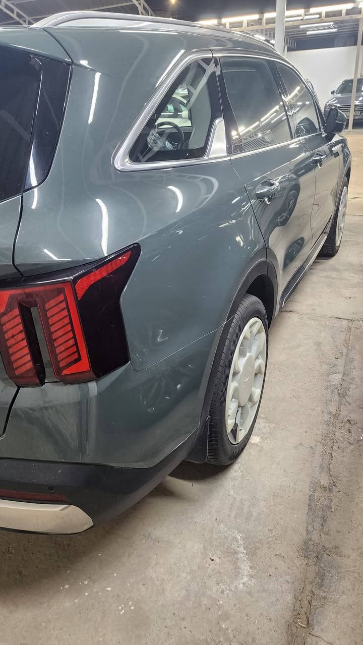 سورنتو ٢٥ جديده ماشية ١٩٠٠ كيلو فقط يعني زيرو بلون مميز جدا نفطي زيتوني متغير حسب الإضاءة. السيارة مكفولة من كل شي عدا شخط بسيط جدا بالدعامية الأمامية بطول ٢ سم..
السيارة خليجي الدولية كفاله ٥ سنوات.
مواصفات بانوراما حساس امامي خلفي كشنات تبريد مخمل كهرباء. بردات خلفية داخل ابيض ويل ١٩ رقم بغداد .
مكان السيارة بابل الحلة.السعر ٣١٠ مجال جدا جدا بسيط بدون احراج.....شراي اتصل على ***********....لطفا لا تتصل وقت الظهر أو متأخر بالليل.
