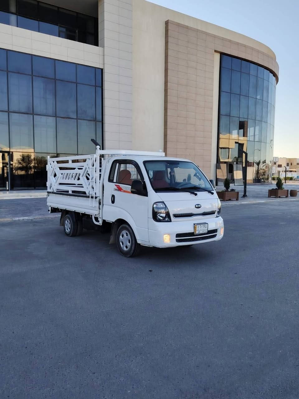 السلام عليكم للبيع بسعر 119 كيا حمل موديل 2018 مكفوله كفاله عامه من كلشي شواصي ومكينه وكشر داخل مدوشمه قبل يومين كلشي بيه شغال تبريد ثلج  وجاهزه سبيرات شركه مانازله تحويل مباشر السياره حيل حلوه صدر وتايرات كله جدد العنوان تكريت
***********
