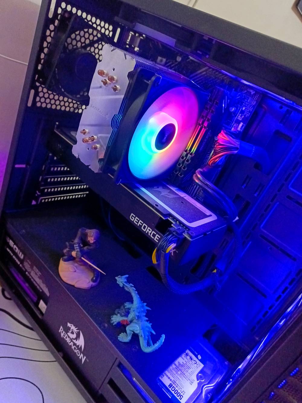 كمبيوتر للبيع سعرها 850 الف مواصفاتها كرت الشاشة 3060Ti والمعالج core i5 الجيل العاشر والرامات 16 ومساحة التخزين 1 تيرا ونص والبور سبلاي 650 واط العنوان بغداد 