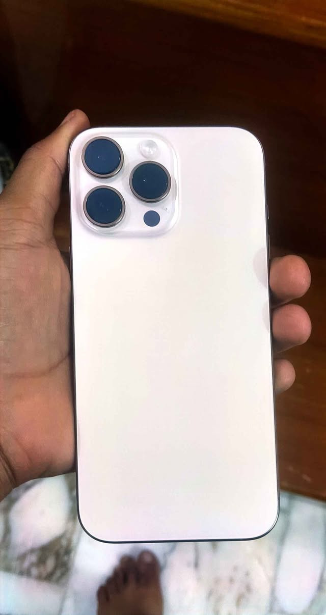 : iPhone 16 Pro Max - نظافة  مع الكارتونة
​التفاصيل:
​الموديل: iPhone 16 Pro Max.
​الذاكرة: 256 جيجابايت.
​نسبة البطارية: 91% (أداء ممتاز يدوم يوم كامل براحة).
​الحالة: نظيف جداً، خالي من أي شخوط أو ضربات، والجهاز "ماستر" (أصلي 100%).
​الملحقات: الكارتونة الأصلية موجودة + كيبل شحن ماركة Anker الأصلي (معروف بجودته العالية)..
​السعر: مليون و275 ألف دينار (قابل للتفاوض البسيط جداً ).
المكان: الناصرية 
للتواصل:  الخاص ناصرية, ذي قار


**إذا كنت صاحب هذا الإعلان وتريد حذفه لأي سبب، رجاءا أرسل رسالة إلى الدعم الفني**