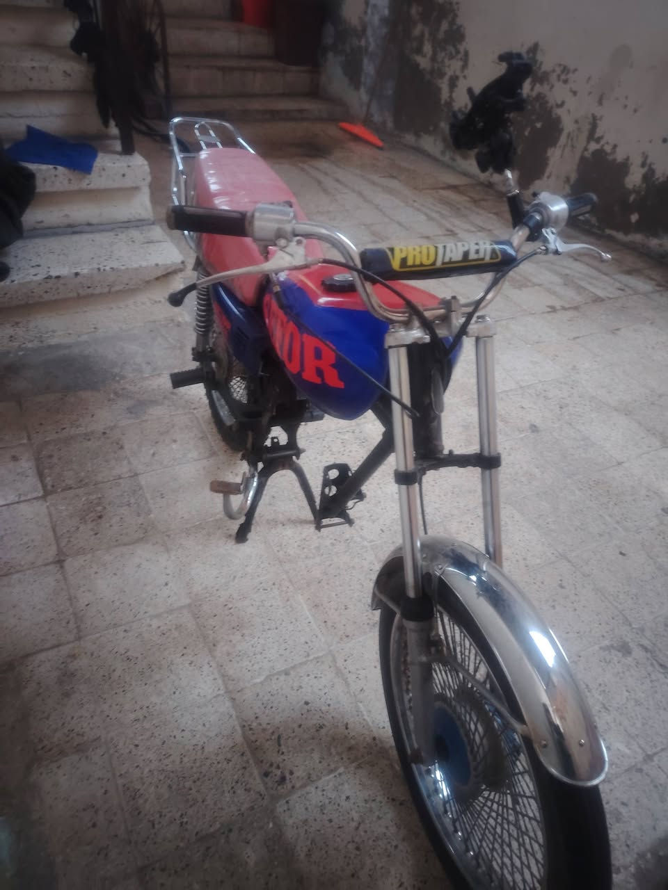 للبيع دراجه حربي غراضها كامله مثل ما بل صور بس يعوزها محرك.  مكاني موصل الجانب الايمن  السعر ١٣٠ قفل ما بيها مجال الشراي يخابر ***********
