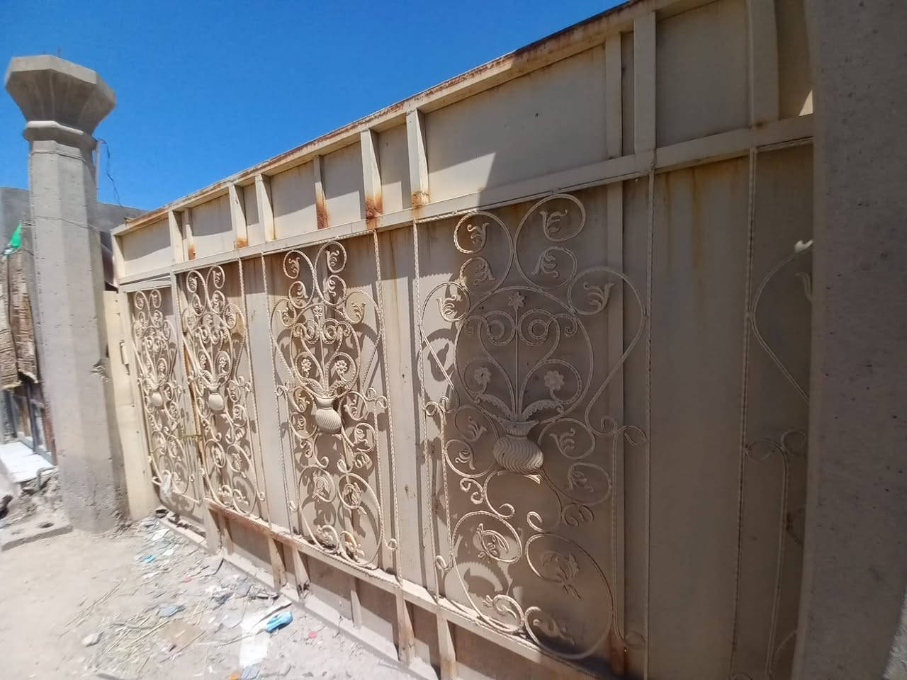 السلام عليكم
باب خارجي نضيف طوله 5 متر
و عندي غرفه خارجيه ابيع بس الجام و الحديد فقط
و جينكو طوله 6 متر

سعر الباب /200 الف
سعر الغرفه /175
سعر قطعه الجينكو/25
