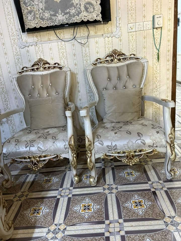 السلام عليكم يوجد تخم للبيع نظيف جدا عشر مقاعد. اخذناه بمليون و٩٠٠سبب البيع ضيق المكان  السعر ٨٥٠  اللي يريده يتصل على الرقم *********** ويوجد الكوشات الباقيه موجودة

