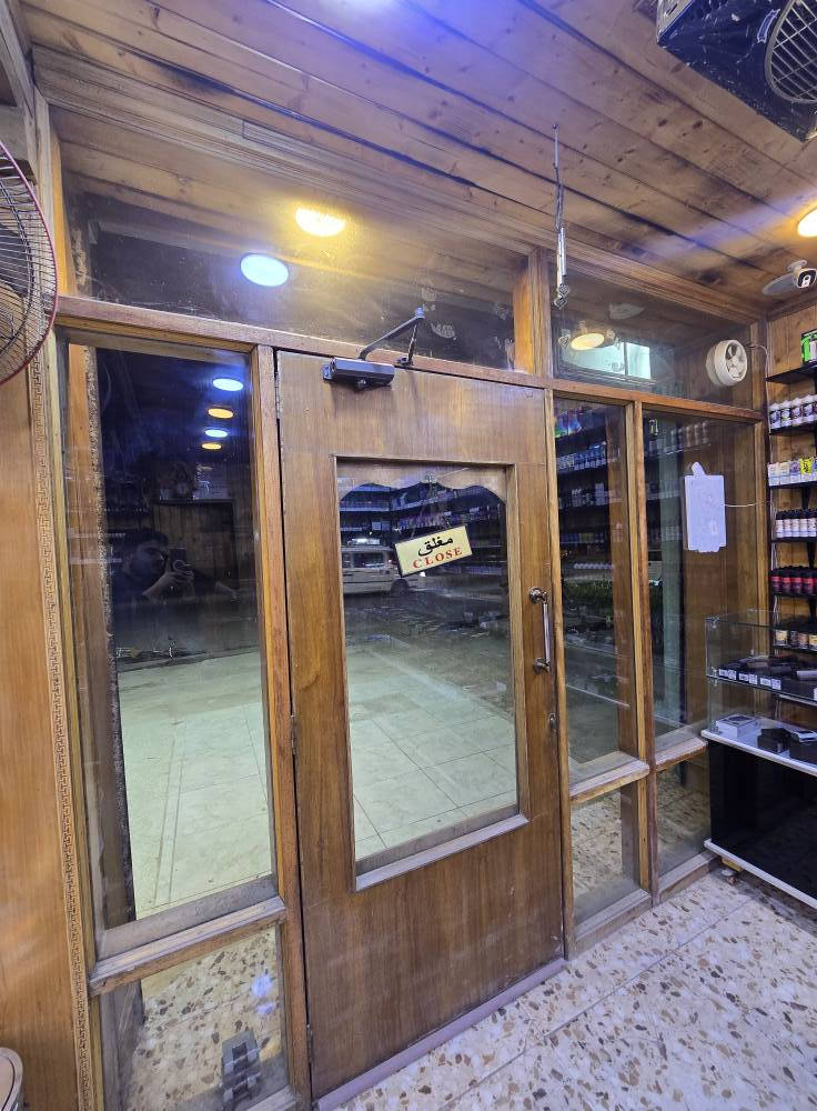 ديكور محل للبيع .
خشب مصفى محروك

33 قطعه 300×14 سقف
30 قطعه 255×14 جدار
88 قطعه 255×11 جدار
41 قطعه 290×11 سقف

باب الرئيسي خشب جاوي
عرض 290 × ارتفاع263

جام خانه ثانية خشب جاوي
عرض 303 × ارتفاع 260

***********
