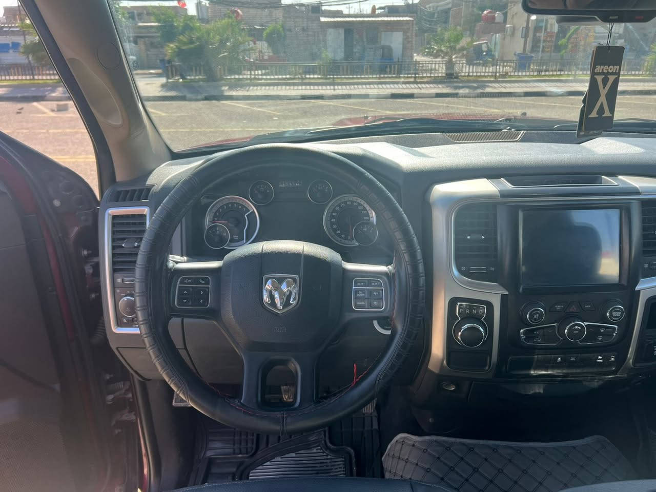 السلام عليكم
رقمي ***********
مكان السيارة ميسان
دوج رام بك هورن 
باب قصير موديل 2018
مكينة 6 سلندر
تو ويل
شاشة جبيره
حساسات
صورها وحادثها وسونارها
موجود كله بالمنشور
السيارة باسمنه مسجليها
السعر 180 وبي مجال
