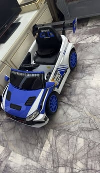 للبيع  سياره طفل جديده لا يوجد اي ضرر فيها  تحتوي على ريموند تحكم وشاح...
