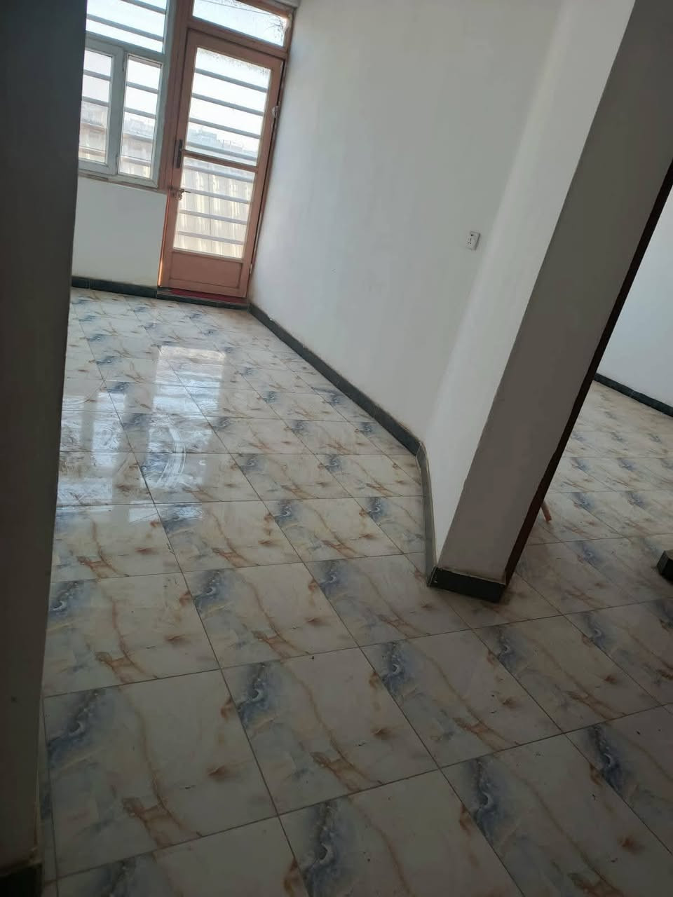 7_شقة للايجار 300سعر جديد مباشر على شارع قرب حلويات قصر الشام 
تحتوي على غرفة نوم وصالة وكليدور ومطبخ وصحيات ؤبلكونه ومنور... بناء حديث على الشارع مباشرة السعر عليه وتساب 
العنوان... شارع 80 من جهة النجف قرب حلويات قصر الشام ***********
