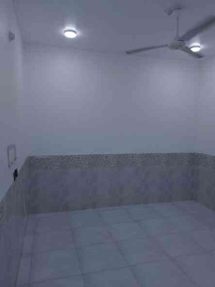 بيت للبيع ب حي الحكيم شارع بني تميم قرب المدرسة الجديدة المساحة  100متر مربع طابو زراعي مرقم بلديه بيه غرفه هول وصاله و استقبال ومطبخ وحمام سعر40 على او اتصال ***********
