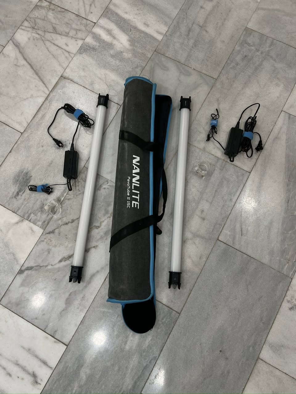 للبيع معدات تصوير احترافية – حالة ممتازة جداً
أعرض للبيع باكج تصوير متكامل، مناسب للإعلانات، الأعمال السينمائية، وصناعة المحتوى الاحترافي.
المعدات نظيفة جداً واستعمال شخصي محافظ عليها.

المحتويات:
 • إضاءة Godox SL60II Bi مع سوفت بوكس
 • إضاءة Nanlite
 • عاكس إضاءة
 • مثبت DJI Ronin RS4
 • مايك DJI Mic RX
 • حقيبة معدات

المعدات جاهزة للشغل مباشرة بدون أي نواقص.
والفحص متاح قبل الشراء.

للتواصل خاص.


**إذا كنت صاحب هذا الإعلان وتريد حذفه لأي سبب، رجاءا أرسل رسالة إلى الدعم الفني**