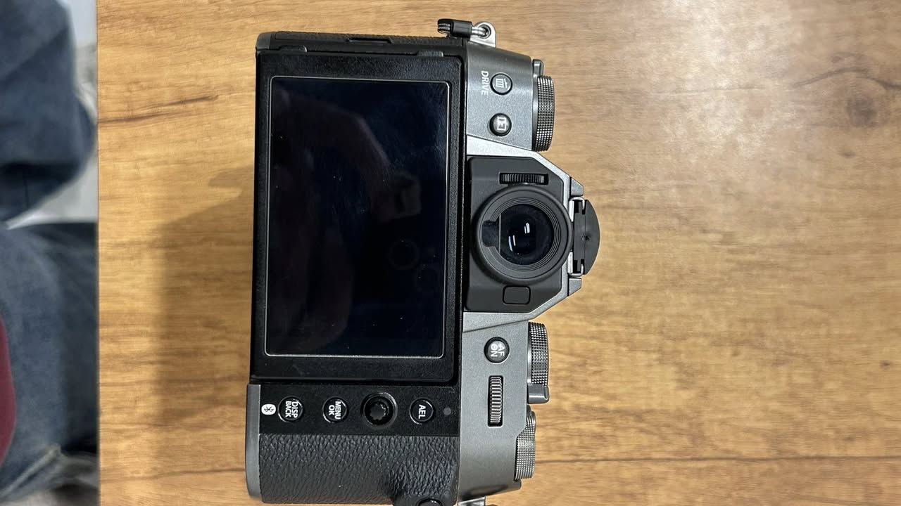 📸 للبيع: بكج احترافي متكامل - Fujifilm X-T50 مع عدستين
للبيع كاميرا Fujifilm X-T50 (اللون الفضي والأسود المميز) بحالة ممتازة شبه جديدة، مع عدستين أساسيتين لتغطية كافة أنواع التصوير (الفوتوغرافي والفيديو والسينمائي).

🔹 الملحقات المشمولة في العرض:

 البدي (Body): كاميرا Fujifilm X-T50 الاستثنائية بمستشعر قوي ومعالج حديث، تدعم تصوير الفيديو عالي الدقة وأنماط محاكاة الأفلام (Film Simulations) الشهيرة مباشرة من الطارة العلوية.

 العدسة الأولى: عدسة زووم خفيفة وسريعة Fujifilm 15-45mm (مثالية لتصوير الفلوغات، الزوايا الواسعة، والتنقل اليومي).

 العدسة الثانية: عدسة زووم سينمائية احترافية Fujifilm 18-120mm (Zoom/Focus Control) بمحرك زووم كهربائي ناعم جداً، مثالية لصناع الأفلام والفيديو الاحترافي. 

الشتر ٣k كامره بعدهي جديد 
السعر 
مليونين و200 
مكاني كربلاء للتواصل خاص


**إذا كنت صاحب هذا الإعلان وتريد حذفه لأي سبب، رجاءا أرسل رسالة إلى الدعم الفني**