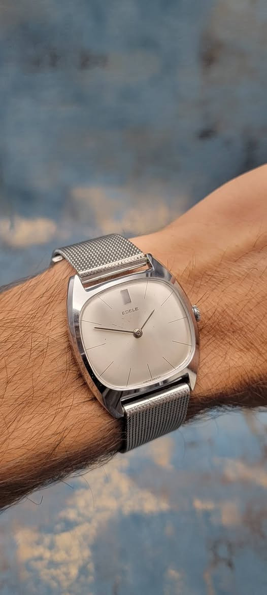 من تحف القطع السويسرية 
EDELE 
تعمل بنظام التكويك ثنين ميل 
أبعاد ٣٢ *٣٦ مم 
وبنظافة ممتازة 
السير حصيرة يلبس اي قياس 

السعر ١٦٠ الف دينار 

*********** 

#elgin #seiko #watches #OMEGA #longines #edele #casio
