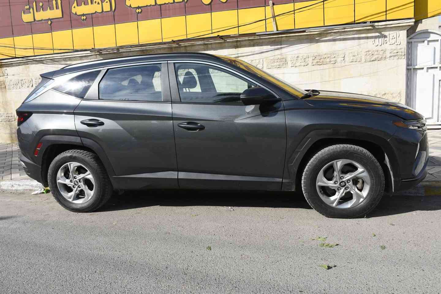 السلام عليكم للبيع هونداي توسان ٢٠٢٣ دخول جديد بأسمي ماشية ٤١ الف السيارة جديدة وبدون أي نقص حادثهة فقط بنيد وصور الحادث مرفقة  مواصفات بصمة  رادارات شاشة جبيرة هيترات بالكشنات تدفئة بالستيرن قطعتين تبريد او بعد بيهة هواي مواصفات السعر ٢٠٥ وبيها مجال للاستفسار ***********
