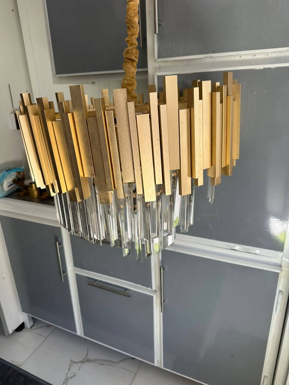 براكيت عدد 4 ذهبي 
براكيت عدد 2 سلفر 
ثريه كبيره عدد 2
السعر 225
مستخدم شي قليل مكاني بغداد شارع المغرب 
***********
