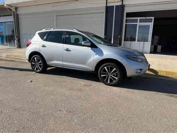 بەسمە و پانۆراما 
دەبڵ گێر ئۆتۆماتیك وعادی
كوشن خەزن و كوشن سارد و گەرم
شاشە و. كامێرا
سندوق شەفت 
شەش پستۆنی دەبڵ ئەكسل  گێر و مەكینە بەشەرت 
بێ بۆیاخ 

نرخی 95 وەرەقە و. مەعمەلە  شوێن چەمچەماڵ *********** شمشمل
