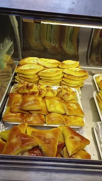 يوجد شيف معجنات مناقيش وفطائر وبيتزا وخبز منفوخ درجة اولى خبرة قوية في...