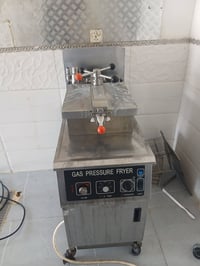 قلايه كنتاكي وشوايه كص عل فحم للبيع مكان بغداد الشعب  07713337579