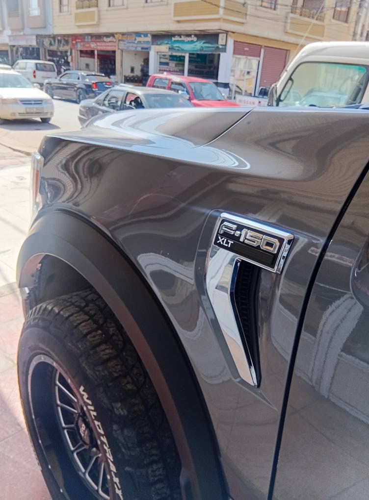 Ford f 150 5000 V 8
موديل 2024
‎مكينه 5000 ثمانيه سلندر ممفتوح بيها برغي 
‎مكينه كير مكفول شرط الفحص 
‎صدر امامي خلفي جديد 
‎باب طويل بدي قصير المرغوب 
 دواخل. بجم كبس 3قطع تبديل شركه ممفتوح بي برغي بدون دواخل شرط ١٠٠%

‎المواصفات XLT
‎بجم رابتر لايتات ودعاميه رابتر 
‎دوسات جانبيه رابتر 
‎طواكه جاملغ رابتر
‎ويل كب ميثود اصلي وتخم تاير جديد
‎ترفيع 2انج وبعد بيها شغلات 
‎مواصفات داخليه 
‎شاشه محدثه كلها بل عربي معلومات السياره وخرائط وكار بلي العراق 
‎فول تحكم ستيرن 
‎رادار امامي مانع تصادم 
‎كامره خلفيه
‎رادار منحدرات 
‎شاشه اعطال 
‎وبعد بيها مواصفات 
‎السعر ماكو هيج سعر بل نسبه لموديلها ونظافتها وبلخير على اليشتريها السعر 325$ورقه وبيها شي بسيط 
***********
***********
مكان السيارة زاخو دهوك, العراق
