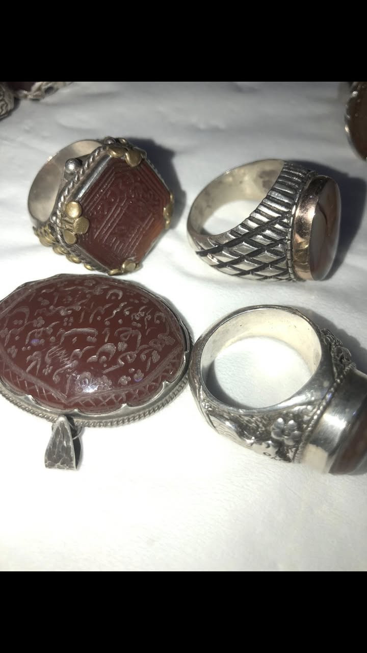 سلام عليكم
محابس تحف صياغات ثقيلة واحجار نوادر 
من صياغة ومن حجر واحد بيهن داير ذهب 
عددهن مع الميدالية اليمانية الحمرة 
العدد (( ١٠ )) قطع 
ملاحظة سعر المحابس اشوية غالي لان المحابس راقية وصياغات مميزة وسعر شرائهن غالي الي يريدهن بالخدمة والي يريد تفاصيل على الخاص واعتذر على الاطالة بالخدمة 
الله يرزقكم ويسهل اموركم 
وحفظ الله الجميع من كل مكروه


**إذا كنت صاحب هذا الإعلان وتريد حذفه لأي سبب، رجاءا أرسل رسالة إلى الدعم الفني**