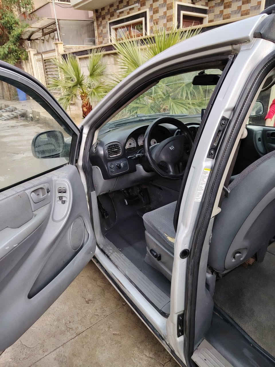 دوج كرفان 2005  كشنات بلع سياحي 3قطع تبريد ثلج أبواب كهربائي  كابون بانزين  بسمي سنويه 2030 محرك 3300 شرط مكينه وكير *********** Singapore
