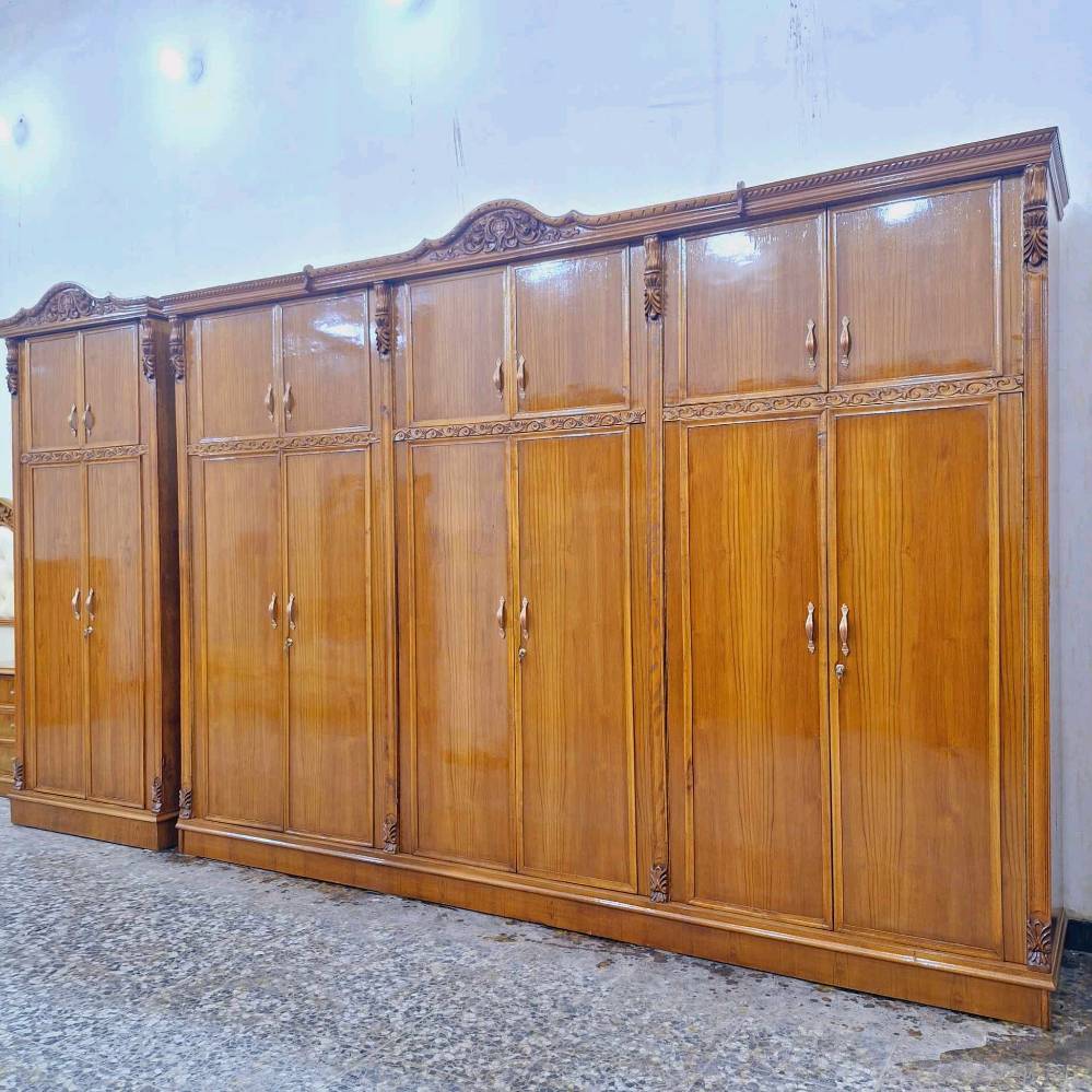 غرفة نوم راقية تتكون من تخت فاخر مع ظهر مبطن مُزخرف، بالإضافة إلى كومودينو وأدراج متناسقة بتصميم كلاسيكي مميز. تضمنت المجموعة أيضاً دواليب كبيرة وأثاث للتخزين مصنوعة من خشب ذو نوعية عالية مما يضمن متانة وطول عمر الغرفة. التصميم يعطي لمسة فخامة لأي غرفة نوم. للمزيد من التفاصيل أو للاستفسار يمكن التواصل معي بشكل مباشر.