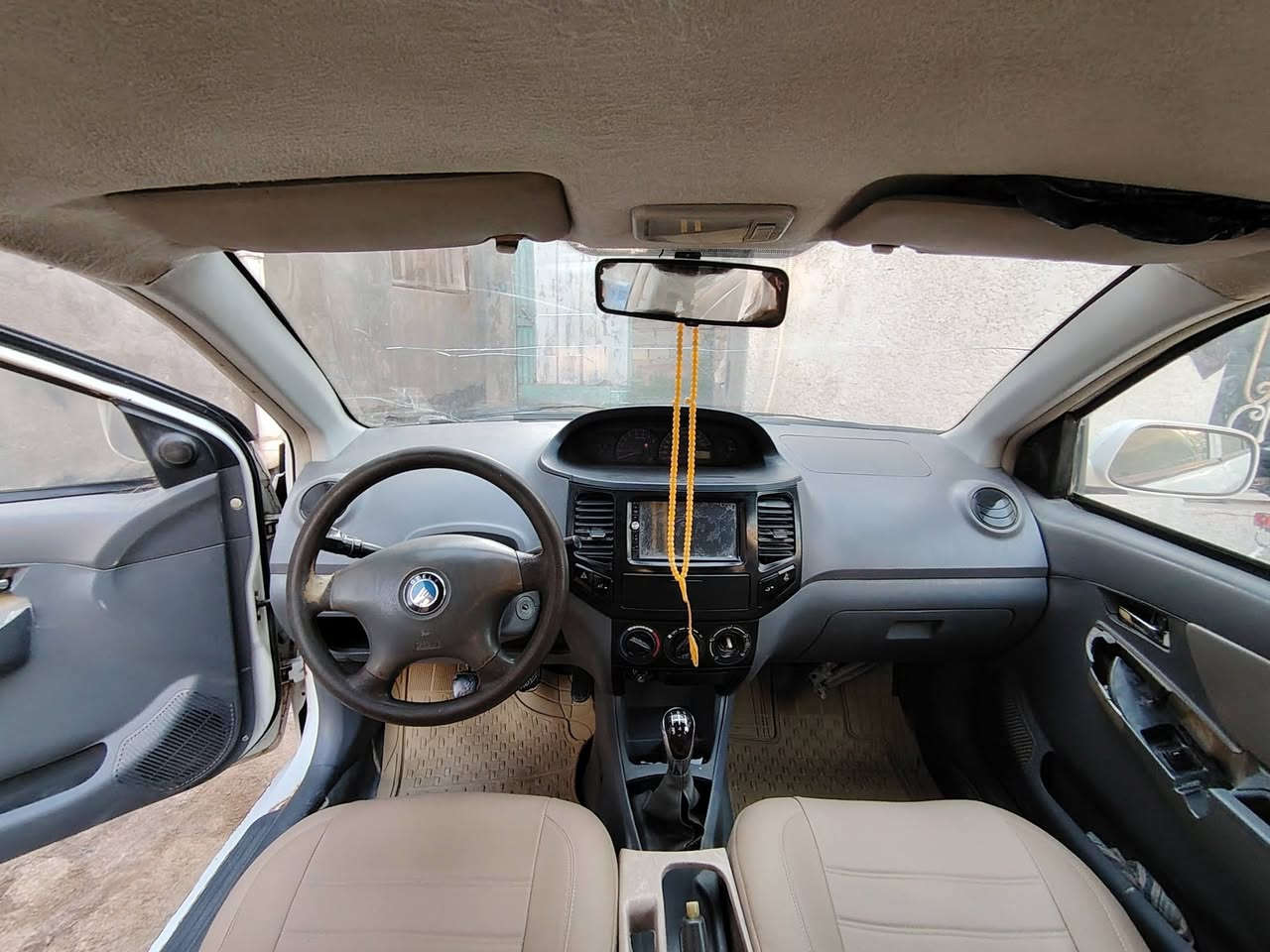 السلام عليكم سيار جيلي امكي صيني البيع او المراوس انطي فرق عادي بس فرق بصيط مديل 13 سياره تخم تاير حداده سياره غير حره صاحبه جاي يسدد سنويه منتهيه رقمي *********** واتساب مكاني بصره قضاء المدينه
