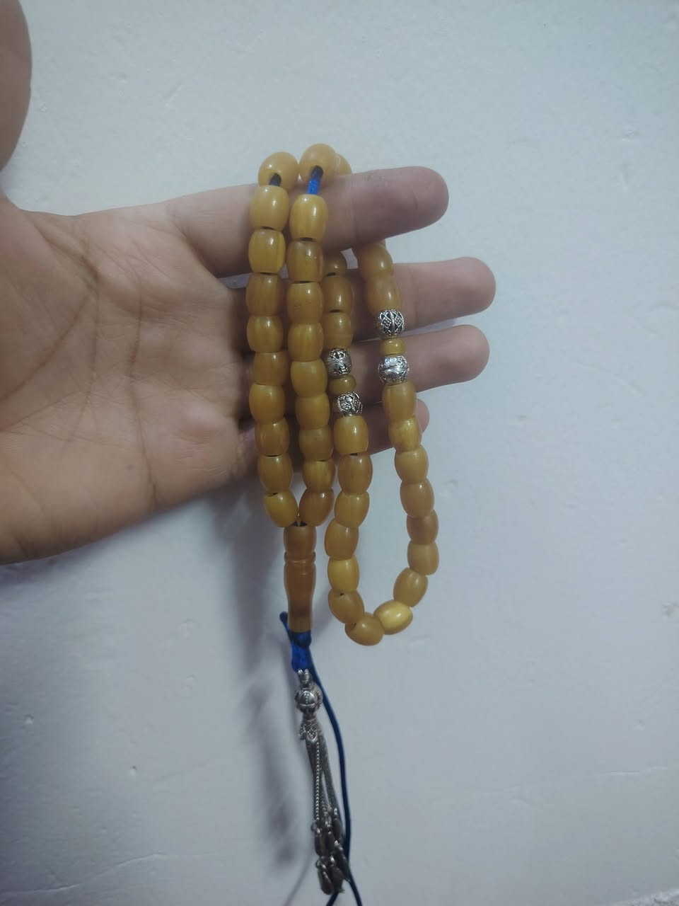 سلام عليكم
سبح سندلوس الماني قديم زرف وزرف 
سبحه النتيكه بل كامل 
العدد حبات 45 حبه كركوشه النتيمون معه الفواصل 
سبحه حلوه وسطيه البيع فقط 
مكان الشطره تفاصيل خاص  ***********
