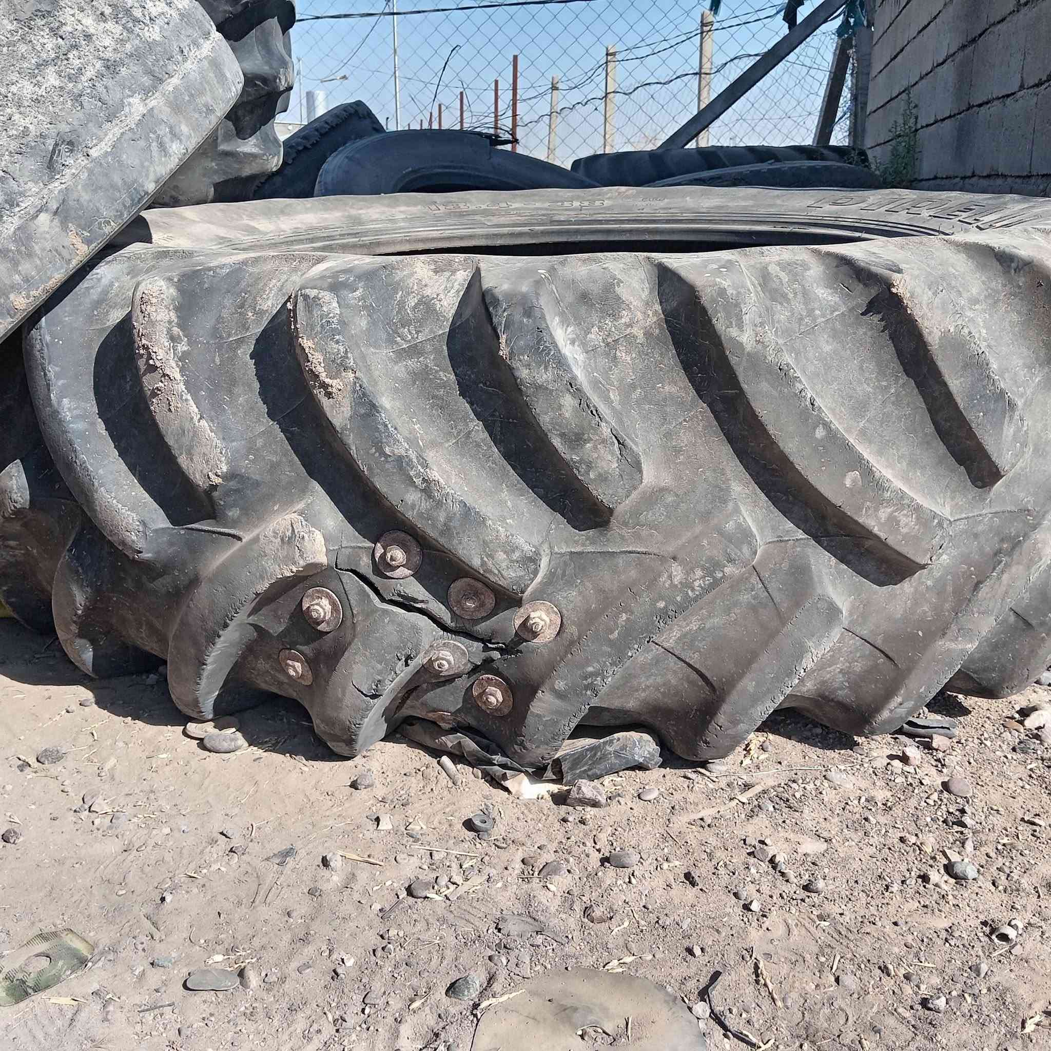 السلام عليكم
زوج تايرات ٣٨  حيل نضاف بيهن كل تاير ضربه من المداس مكانهن ن العباسي

للتواصل ***********
