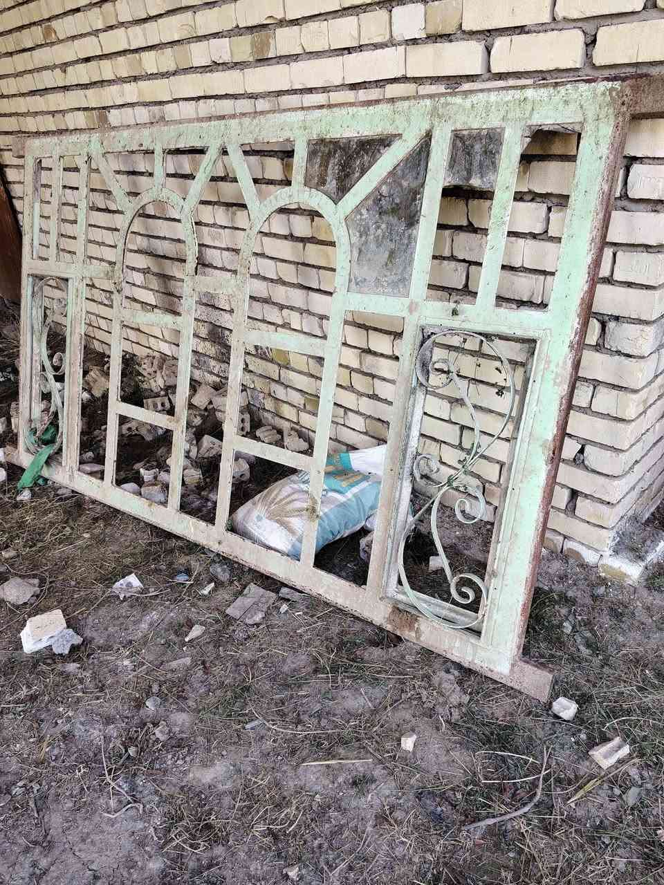 السلام عليكم شبابيك ٢ للبيع مكان بابل***********
