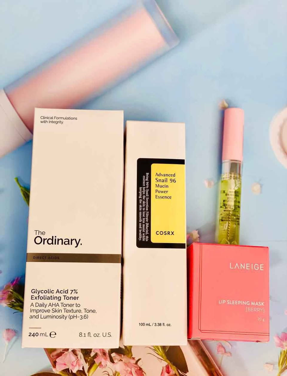 باكج العناية المتكامل – إشراقة وترطيب متكاملة لجميع أنواع البشرة 
باكج العناية هذا مصمم خصيصاً لتلبية كل احتياجات البشرة من تنظيف، تقشير، ترطيب، وحتى العناية بالشفاه والرموش. 

💛 تفتيح وتقشير البشرة – The Ordinary Glycolic Acid 7% (كندا 🇨🇦)
هذا التونر يقوم بتقشير الخلايا الميتة بلطف، تنظيف المسام بعمق، ويساعد على توحيد لون البشرة ومنحها إشراقة طبيعية. استخدامه المنتظم يقلل من البقع الداكنة ويترك البشرة ناعمة ونضرة.

🐌 ترطيب وتجديد البشرة – COSRX Snail 96 Mucin Power Essence (كوريا 🇰🇷)
اسنس الحلزون يغذي البشرة ويعزز ترطيبها العميق، يصلح آثار الحبوب ويمنح البشرة ملمساً ناعماً وممتلئاً. المنتج مثالي للبشرة الجافة والحساسة، ويترك إحساساً بالراحة طوال اليوم.

💗 ترطيب وتنعيم الشفايف – LANEIGE Lip Sleeping Mask – Berry (كوريا 🇰🇷)
ماسـك الشفايف الليلي يرطب الشفايف بعمق، يعالج التشققات، ويجعلها وردية وناعمة عند الاستيقاظ. مناسب لجميع الفصول ويضيف لمسة نعومة ساحرة للشفاه.

🌸 تقوية وتكثيف الرموش – ETUDE My Lash Serum (كوريا 🇰🇷)
سيروم الرموش يغذي بصيلات الرموش، يقلل التساقط، ويساعد على زيادة الطول والكثافة بشكل طبيعي. استخدامه اليومي يمنح رموشك مظهراً أكثر جمالاً وصحة.

منشأ المنتجات الكوري 🇰🇷الكندية 🇨🇦 بغداد, العراق


**إذا كنت صاحب هذا الإعلان وتريد حذفه لأي سبب، رجاءا أرسل رسالة إلى الدعم الفني**