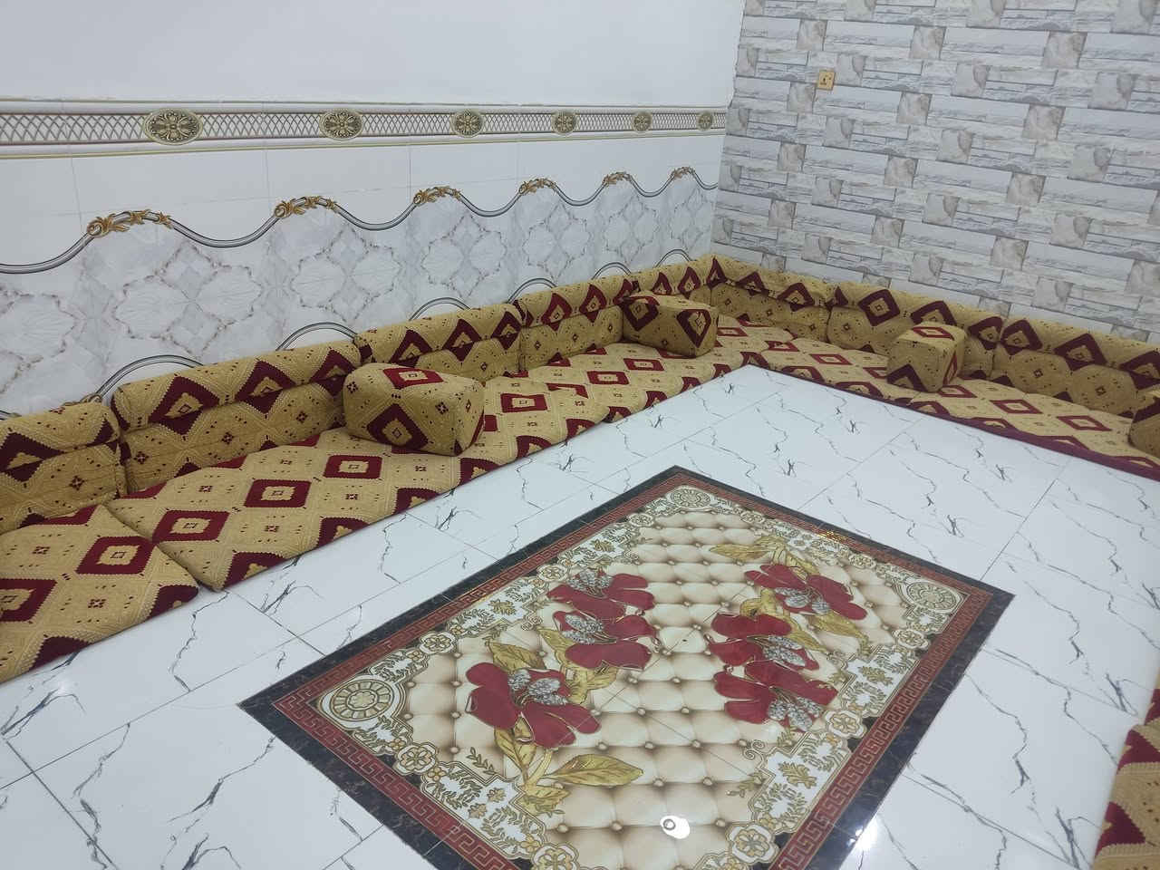 ديوان البيع مستخدم قليل نضيف 7دواشك 7تكيات مكان ناصرية رقم موجود واتساب ***********
