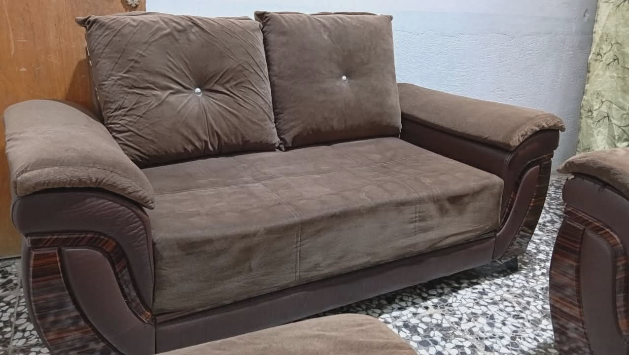 السلام عليكم
تخم ١٠ مقاعد نضيف تركي سبرك  نضيف كما موضح بالصور والكوشه وجهين وجه ساده وجه مشجر مع جلد مكاني مشخاب ***********
