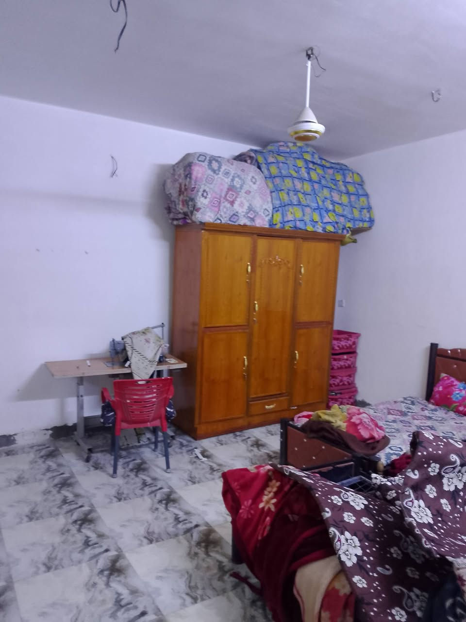 السلام عليكم بيت مساحه 108 البيت 3فرع عل شارع العام يحتوي على استقبال + صاله كبيره + غرف نوم 2 البيت طابق ونص حمامات 2 بيت نضيف بناء جديد السقف صب مسلح البيت الكاعيه كاشي والبيت جاهز من كلشي الاستفسار... *********** ... والسعر خاص
