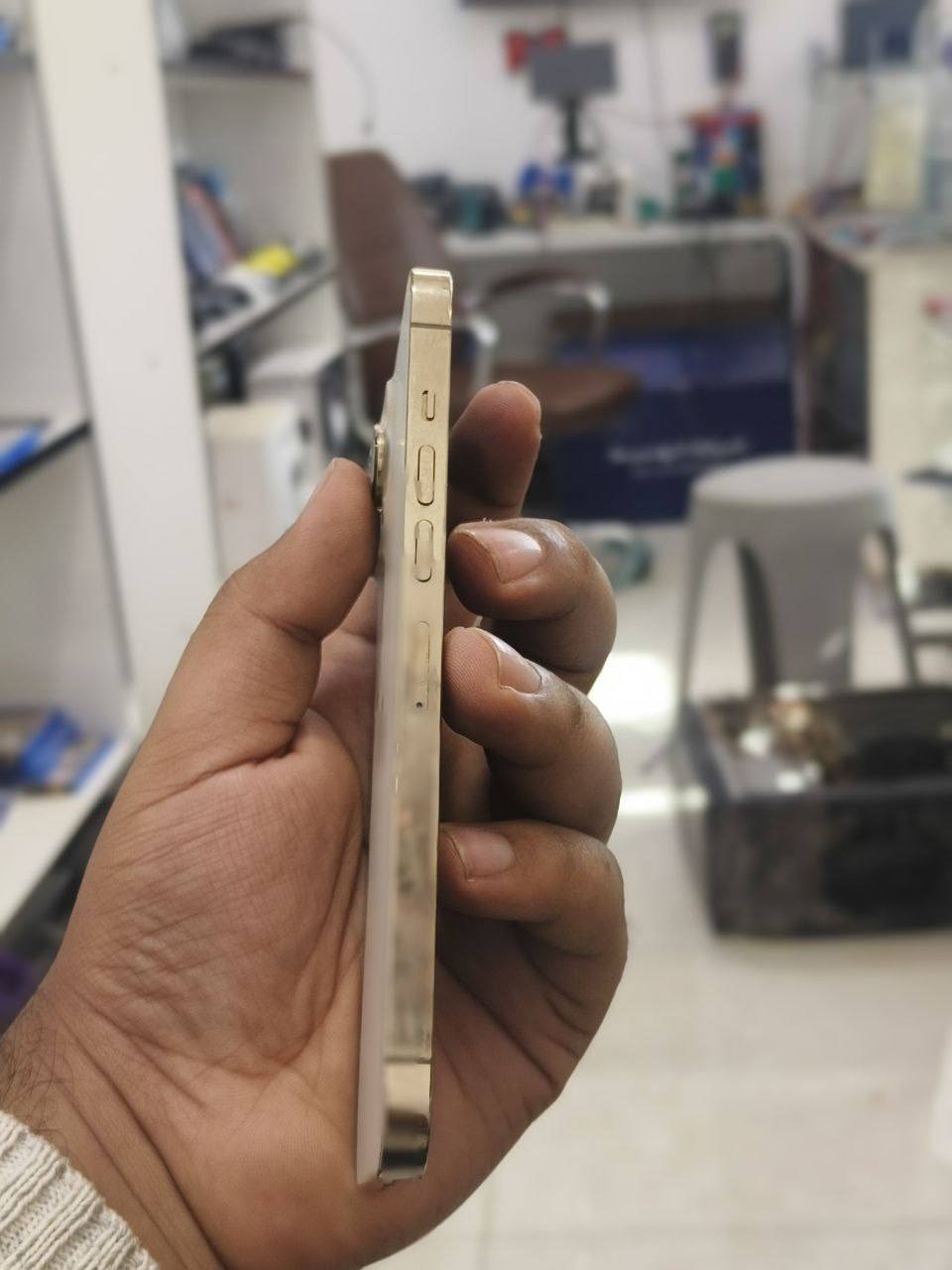 13 برو ماكس امريكي مكفول!! 
سلام عليكم 
13 برو ماكس مكفول مامبدل بي ولا قطعه شرط علفحص 
ذاكره 256
بطارية ٨٦
كله شغال مابي اي مشكله 
بس بي شخط من جوه موضح بلصوره 
السعر 650 وبي مجال 
*********** بي واتساب
