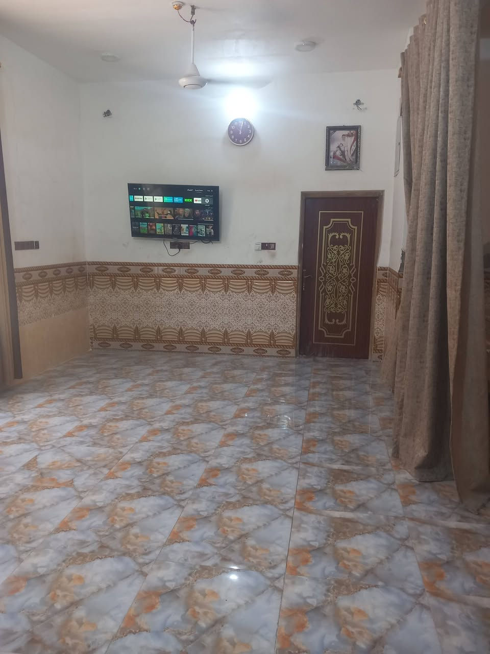 بيت  للبيع  مساحته  200 م   يبعد  عن  شارع  العام  60 م
يتكون من  غرفتين بطابق الارضي  في قضاء  السنيه

+غرفه بطابق الثاني + صاله   +براني  ويحتوي  علي  منورين  

ومغاسل  خارجيه  وداخليه  واتصال علي رقمي  خاص  وسطح  كامل  الاشتايكر  وتصال  علي  رقمي  خاص  ***********
