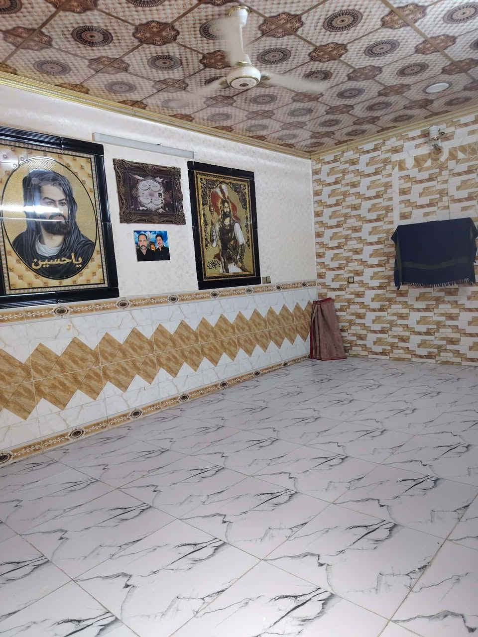 السلام عليكم عندي بيت للبيع مساحه 150 متر قرب مخسن حي الموظفين قضاء الشافعيه
يحتوي على غرفه وصالة  حمام داخلي  ومطبخ استقبال  صحيات خارحيه  وكراج  سعر خاص رقم الهاتف ***********
