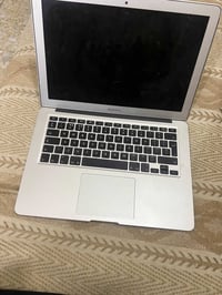 حاسبه ابل • نضيفه • يحتاج شاحن