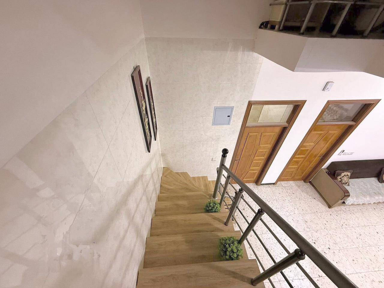 بيت للبيع مساحته 300م على تبليط شارع الشريط للاستفسار ***********
