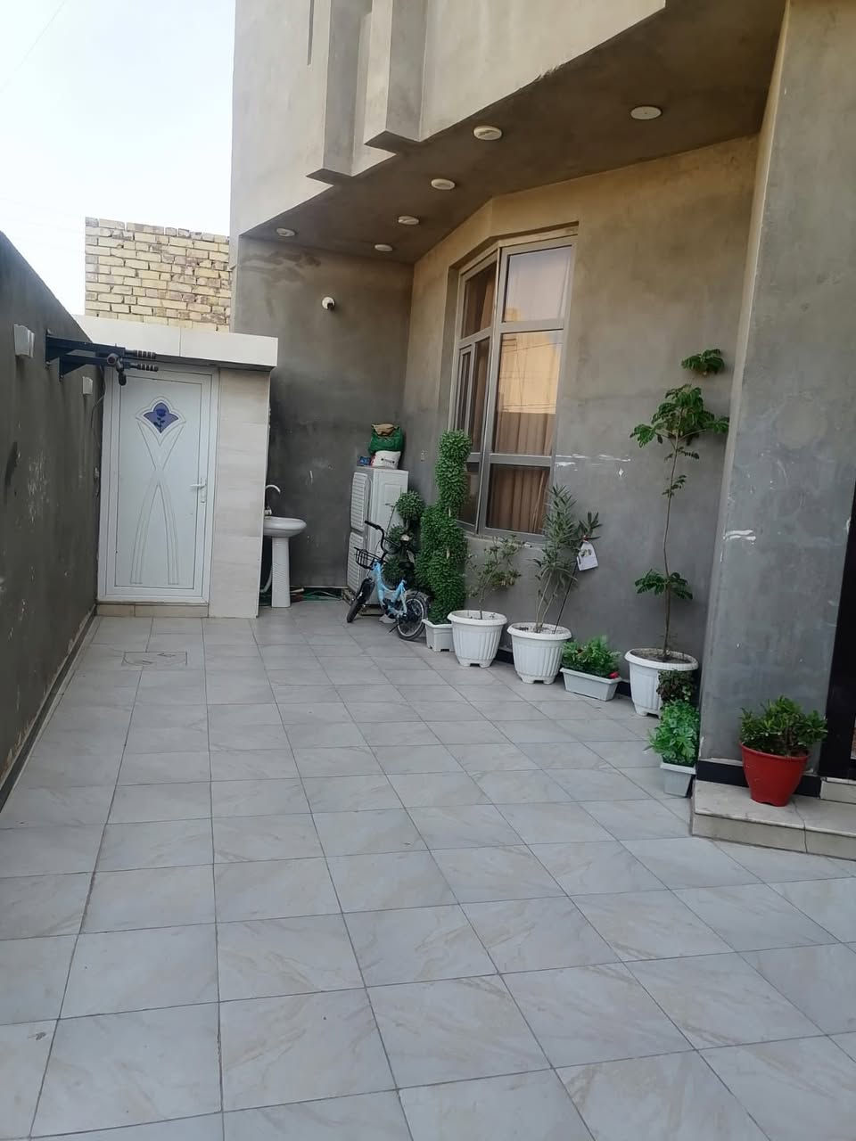 اللهم صل على محمد وآل محمد 🪬
دار للبيع 

المساحه 200متر طابو زراعي سند 25تحويل مباشر 

الواجهة 10متر 

والنزال 20 

موقع الدار حله نادر الثانيه 

حي الزيتون 

المنطقه كامل الخدمات من ماء وكهرباء ومجاري 

الطابق الارضي يحتوي على غرفة نوم واحدة مع صاله ومطبخ وكليدور ومجمع صحيات 

والطابق الثاني غرفتين نوم وصاله ومجمعه صحيات 

لاستفسار اكثر تواصل وتساب 
***********
