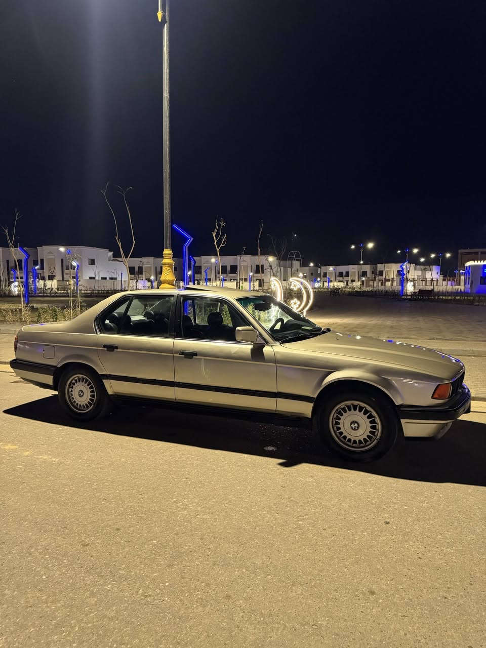 السلام عليكم
صل ع محمد وال محمد 
 سياره للبيع BMW 735i V6 3.5L محرك مفتوح  رقم بغداد سنويه جديده لسنة 2029 شهر 12 فحص وهزه كامله 
-كير ومحرك حاويه جدد ماشاءلله شرط شلعه وبطناش شرط الفحص وين متريد مكينه و الكير طبكه كامله مشدود بيه
-منظومه مي المحرك جديده ( راديتر + ولف الحماوه + الجوينات ) يعني حماوه نص اله شعره ثابته 
-السياره دبل كمبيوتر فول والموصفات معروفه مالته 
ساعات جديده حاويه (كيجات الدشبول ) 
-مسجل (بلوتث +AUX +USB) جديد
-دبل جكمجه
-السياره فتحه سلايت جديد حاويه 
-كشنات جلد دوشمه جديده  
-تنته والعضمات والدشبول الخلفي مدوشمه جديده لون رصاصي البلادي 
-كشنات كهرباء السايق والصدر 
-غرفه الجنطه جديده حاويه
-منظومه زنون كامله سكن وناصي وعالي وبلوجكتر 
-شاشه وكامره خلفيه
-السياره دواخل صاج ملكي بطاين الباب جدد مال حاويه 
-دعاميات اصليه امامي وخلفي 
-ايرباك ستيرن
-البك لايت حاويه اصلي 
-هوك خلفي 
-السياره بيه سبير ويل كب
-سايد بريك شغال 
-تايرات امامي جدد والخلفي نظيف كلش 
-3 وضعيات قياده شغاله (Sport .  Eco . Winter)
بختصار السياره حلوه وبالواقع احلى من الصور
مصبوغه جماليه 
التبريد فيريز وبوكس التربيد حاويه والراديتر والصوندات جدد نقصه فقط كمبريسر (شرط) كان شغال وتبريده ثلج بس عدم التفرغ مسويته 
والسياره بيه نواقص بسيطه ( كماليات )
السياره معمره جديد ونصبته كلش حلوه 
حداديه 70٪   
مكان السيارة كربلاء
السعر 55$ وبيه مجال حك جيتك 
والسياره متعوب عليه اكثر من سعره
*********** متواجد واتس اب ايضا
