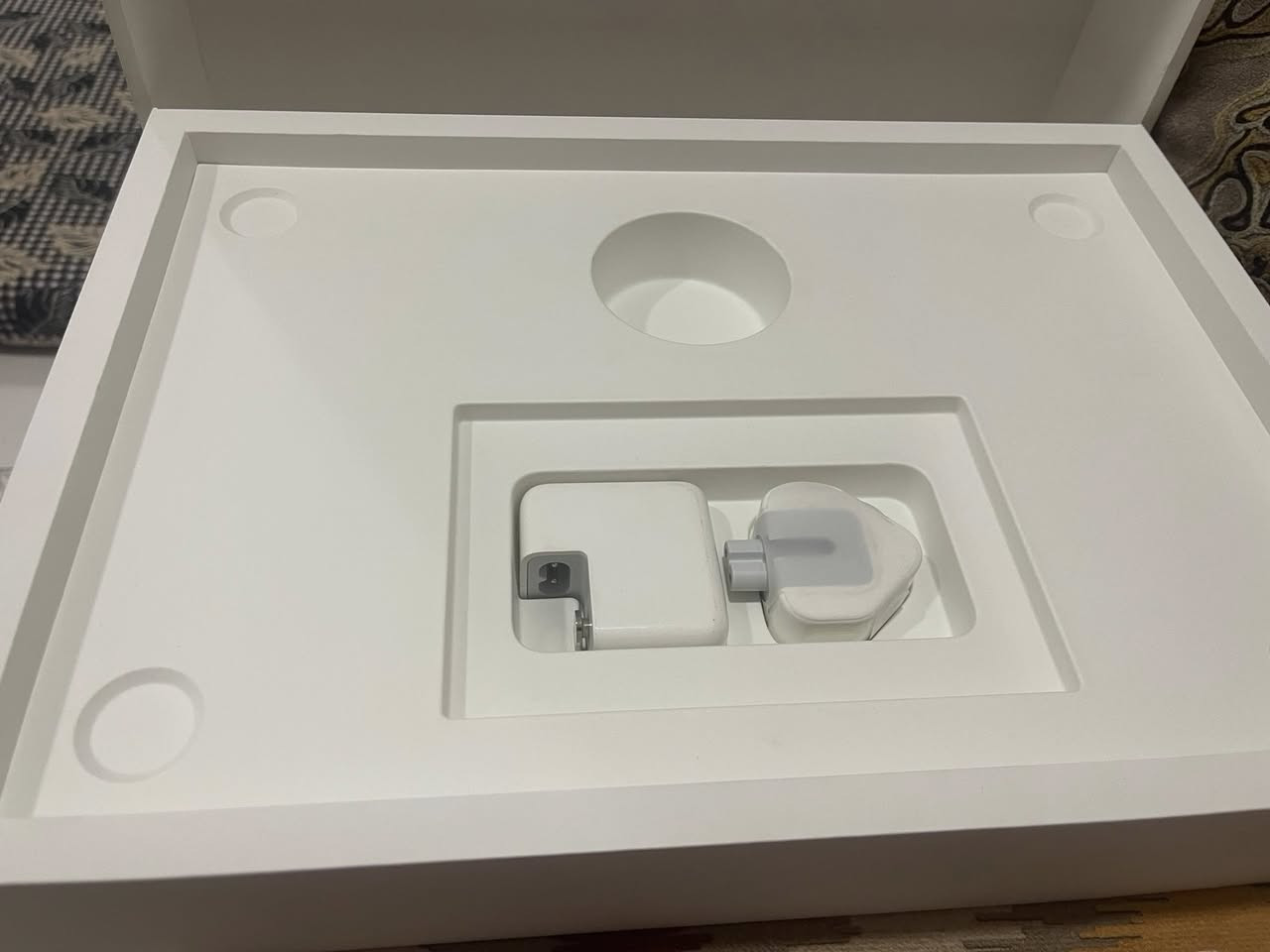 السلام عليكم
MacBook Air M2 2023

شاشه ١٥.٣ بوصه 

ذاكره ٢٥٦ 

عشوائيه ٨ 

حاله البطاريه ٩٦ 
عدد دورات الشحن ٩١ 

ما مستخدمه كلش قليل غراضهه بعدهن بجيسهن 

ما متواجد فيس هذا واتساب ***********
