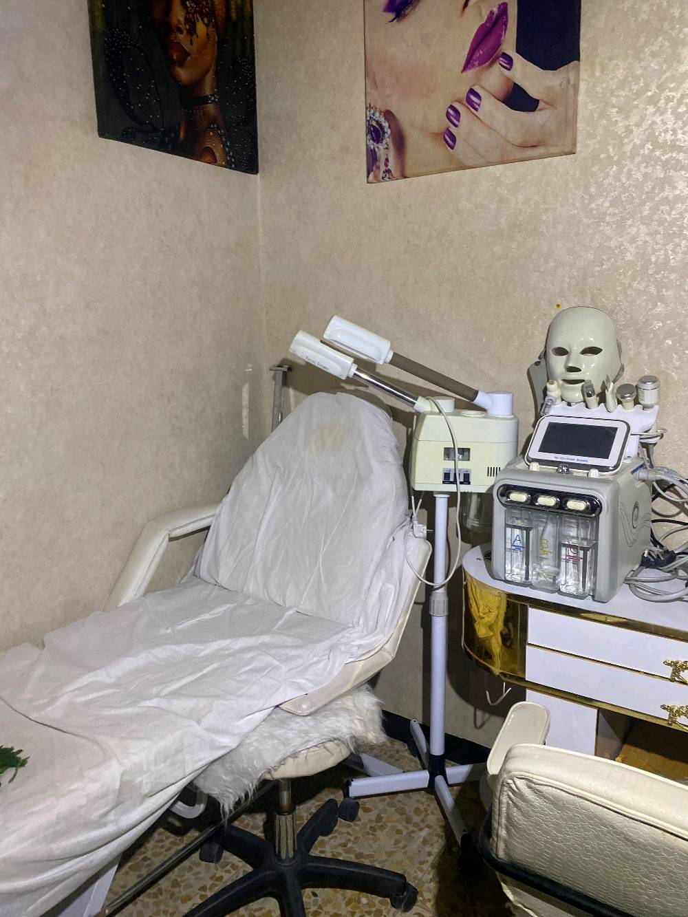💇‍♀️ للبيع صالون مع جميع أغراضه

📍 الموقع: النجف – بداية حي ميسان، قرب أسواق دينار ودينارين، داخل مجمع الرحمن التجاري.

✨ اسم الصالون: نازك بيوتي.

💰 السعر: 6 ملايين دينار، وقابل للتفاوض بحدود المعقول.

للاستفسار والمعاينة، راسلني على الخاص.